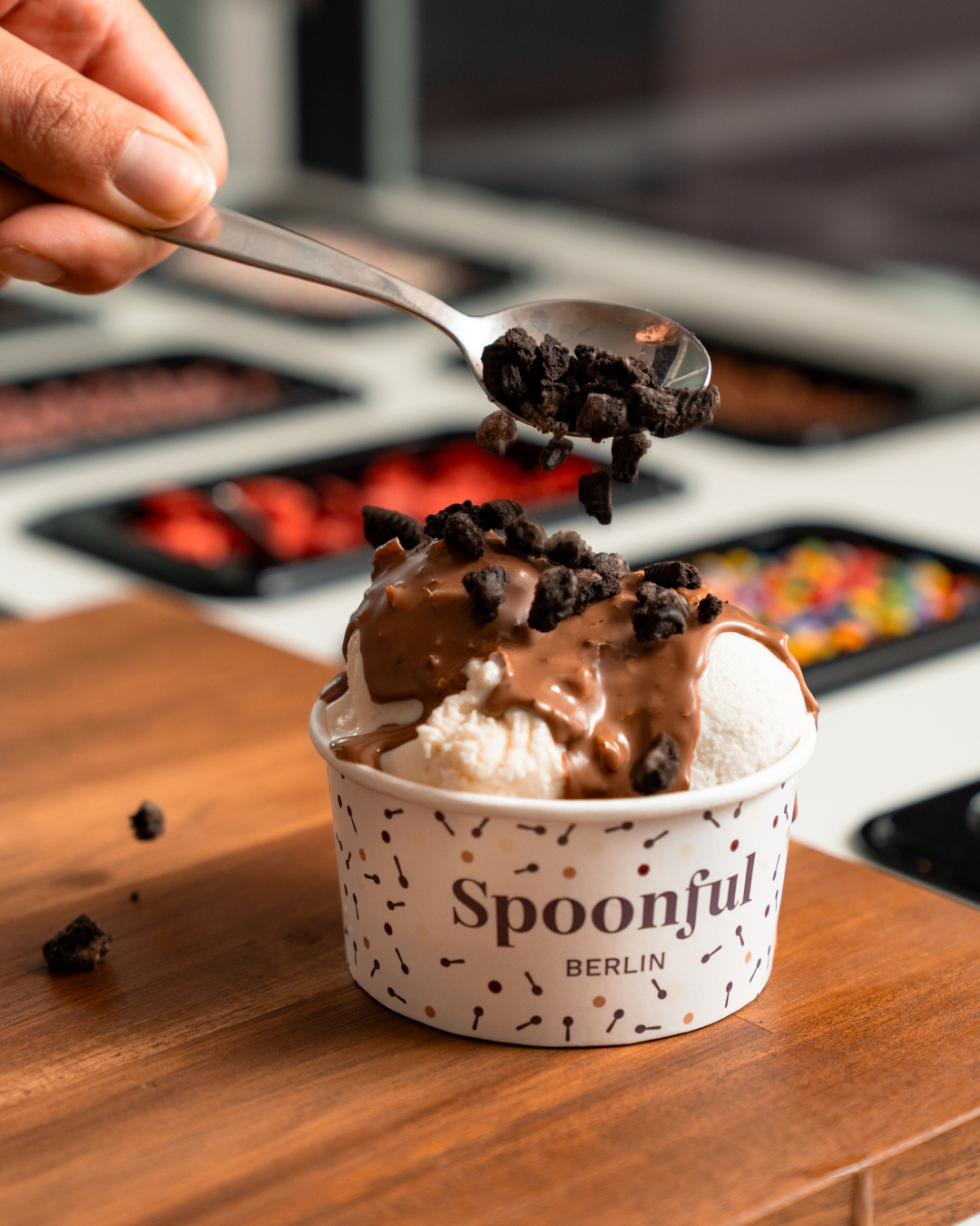Ein Eisbecher wird bei Spoonful Berlin zusammengestellt